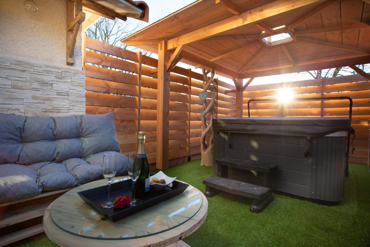 Lovina Chambre De Charme Avec Jaccuzi Velaux Exterior photo
